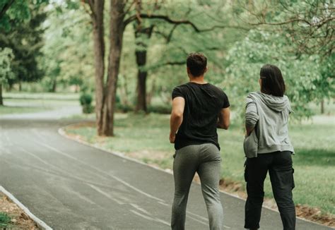 一個人走路|走路可降低死亡率，但一天要走幾步才算健康？醫：不。